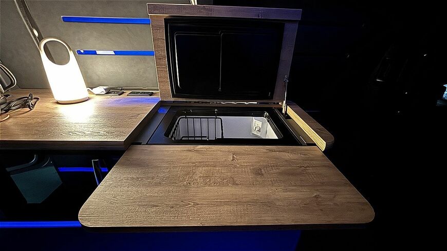 LACホールディングスのBEVキャンピングカー「LAC EVキャンパーC」（写真：LACホールディングス）