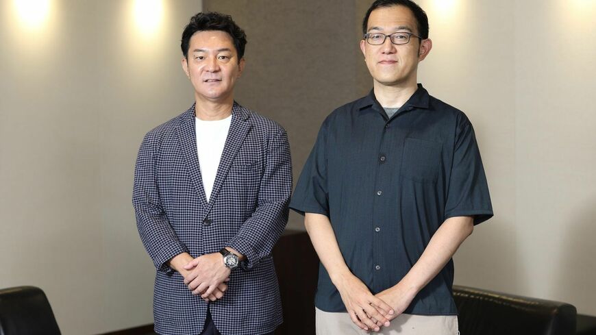 ドラマ『魔法のリノベ』の脚本を担当した劇団ヨーロッパ企画代表の上田誠氏（写真右）と同作の監修を務める西尾肇氏（撮影：尾形文繁）この記事の画像を見る(◯枚)