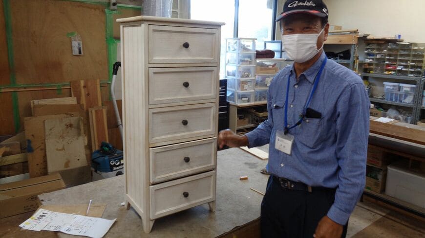 修復された家具と職人の伊藤さん