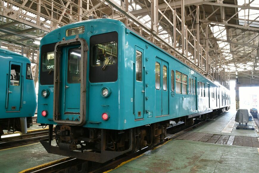 この車両の前面は105系オリジナルの“パンダ顔”（筆者撮影）