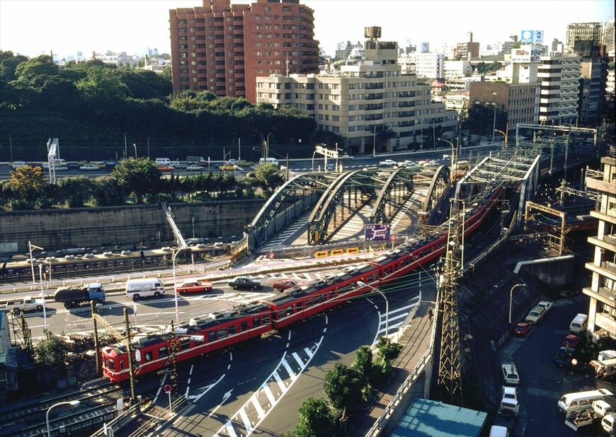 1975年の八ツ山橋付近。道路橋はアーチ型のトラス橋だ（撮影：南正時）