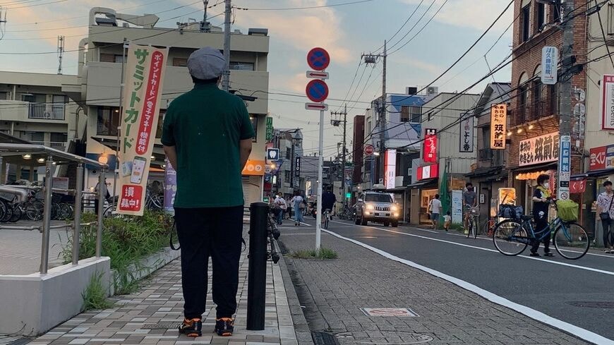 父親も教員だというトモキさん。私立学校で教える父親は、息子から伝え聞く公立学校の非正規教員の働かされ方に驚いている、とトモキさんは話す（筆者撮影）