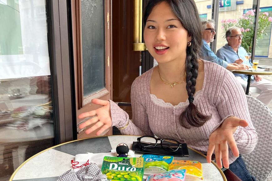 日本で買ってきたものを持ってきてくれたアンナさん（筆者撮影）