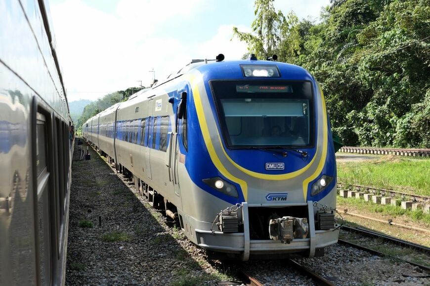 単線区間を行く夜行列車。山間の駅で中国製ディーゼル列車と交換（筆者撮影）