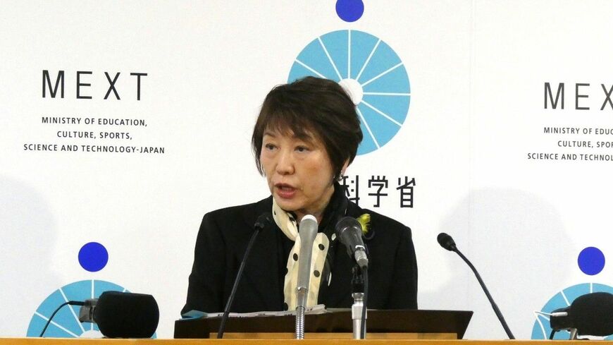 7月1日の閣議後会見で阿部俊子文部科学大臣に、「日本の博士課程に進むと経済的に困る理由の認識と、それは国籍で差がつくものなのかどうか」を質問したが、回答を得られなかった（記者撮影）