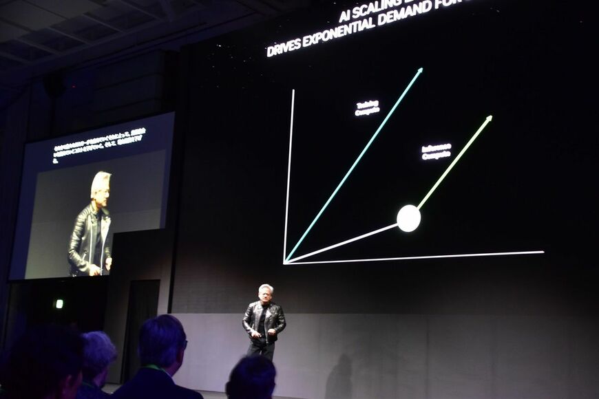「NVIDIA AI Summit Japan」で「推論」の新たなマーケットが生まれる可能性について説明するジェンスン・フアンCEO（記者撮影）