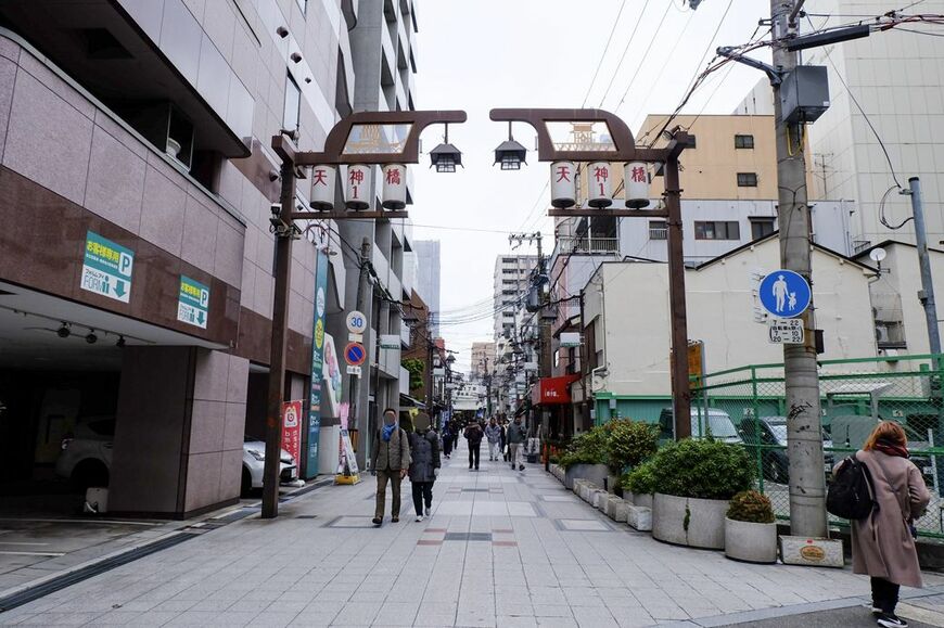 天神橋筋商店街は実は全域がアーケードに覆われているわけではない（写真：筆者撮影）