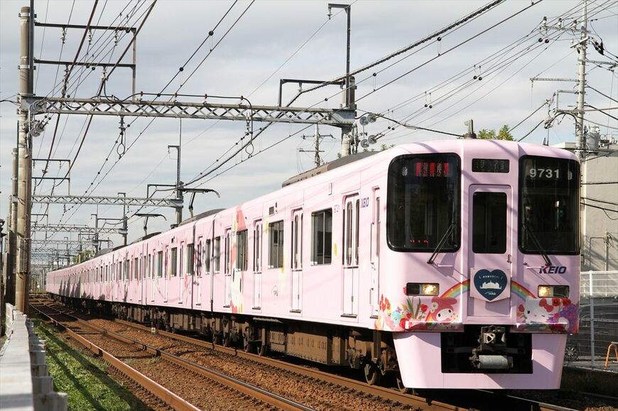 サンリオのラッピングを施した9000系（撮影：南正時）