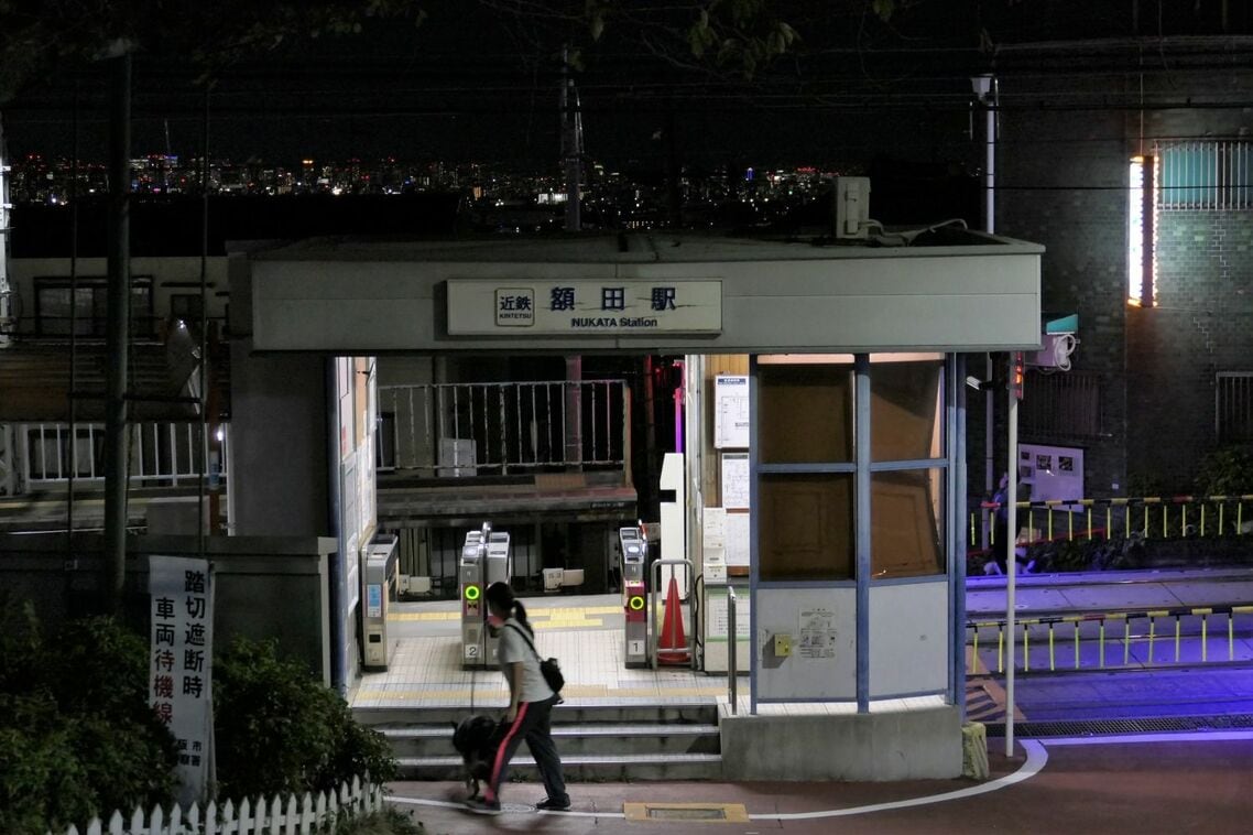 夜の奈良線額田駅