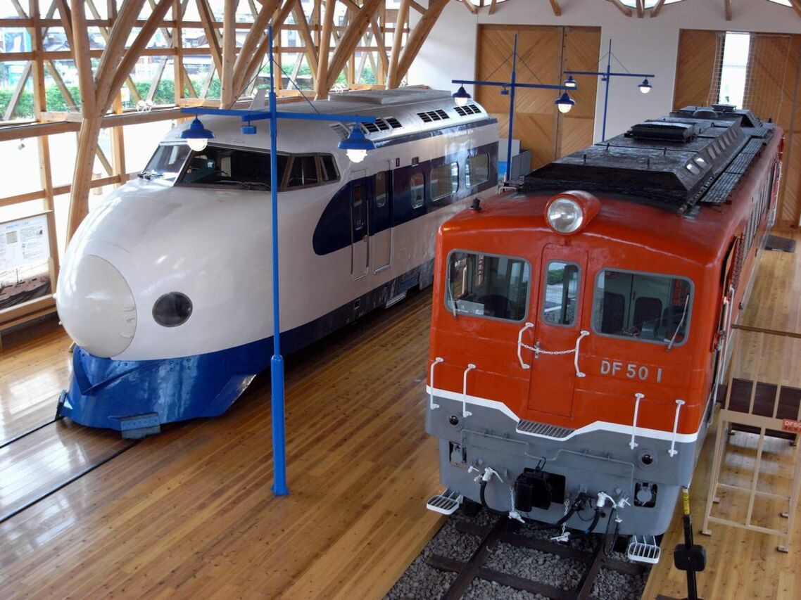 0系新幹線とDF50形が並ぶ四国鉄道文化館