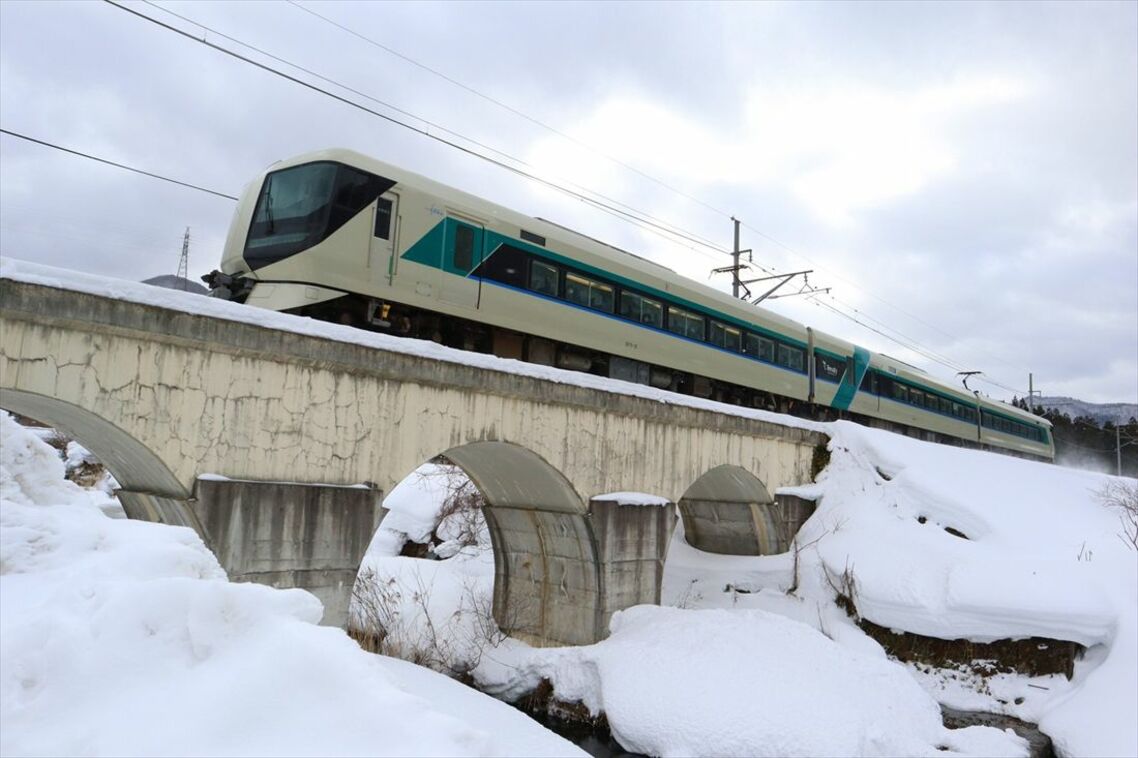 雪の会津鉄道線内を行く「リバティ」