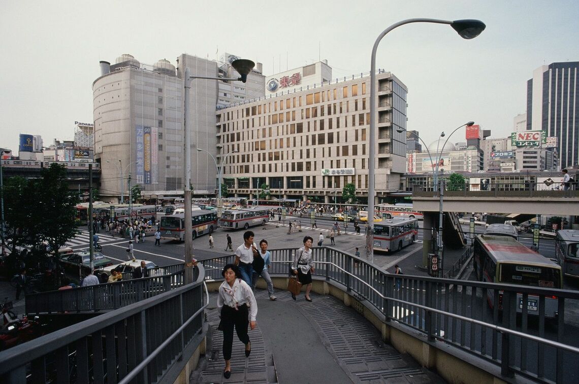 東急東横店。東館(写真左)、西館、南館(写真右)の3つの建物で構成され、渋谷駅と一体化して、ある種の立体迷路と化していた。2020年に閉店して現在再開発中（写真：1989年、東洋経済写真部撮影）