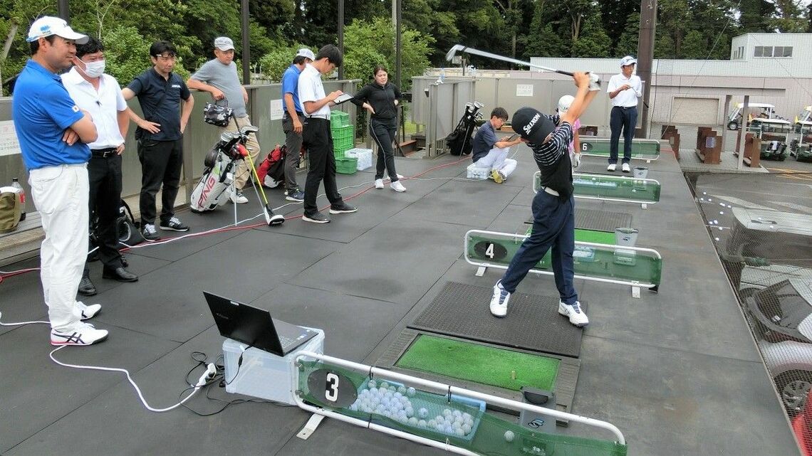 「IMGA世界ジュニアゴルフ選手権」を前に日本代表合宿が行われた。井上日本選手団団長（左）や保護者らが見守る中でショット計測する選手たち（筆者撮影）