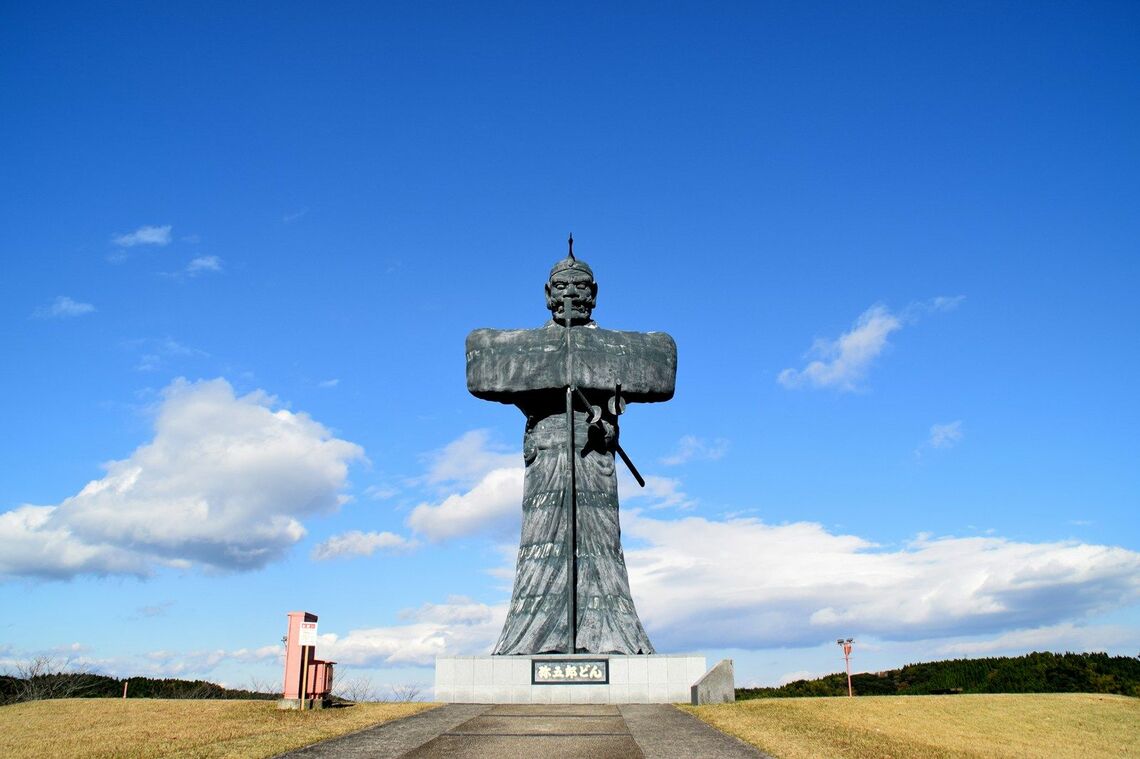 「大隅弥五郎伝説の里」にある弥五郎像（写真：NPK / PIXTA）