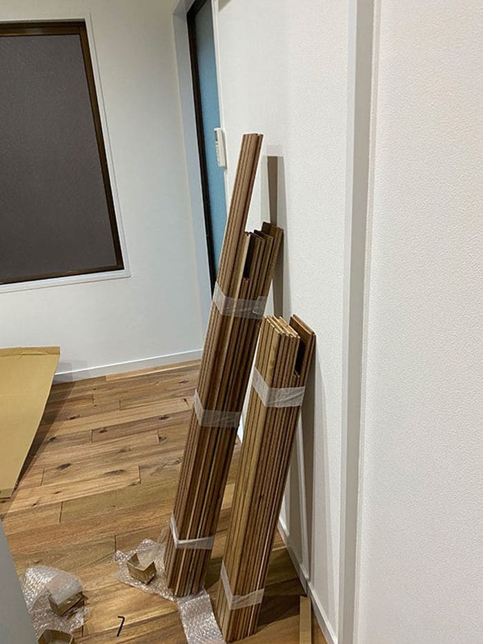工事中の様子。余ったフローリング材は保管中（写真撮影／てらいまきさん）