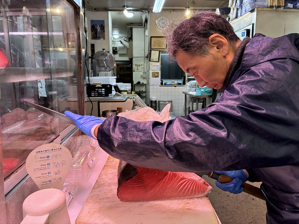 丸山さん自ら長包丁を握り、各部位が最もおいしく味わえるようカットする（写真：筆者撮影）