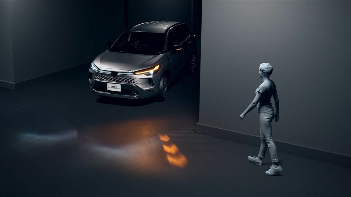 路面にウインカーを映し出す「シグナルロードプロジェクション」（写真：トヨタ自動車）