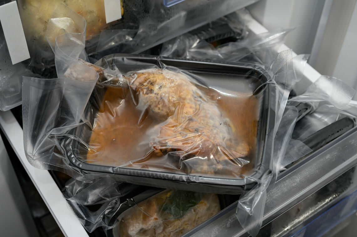 冷凍庫にストックされた「鶏肉のコンフィカレー」（筆者撮影）