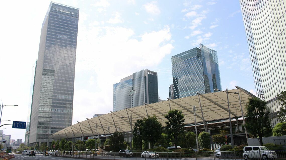 東京駅八重洲口は「グランルーフ」がシンボル。左の超高層ビルは「グラントウキョウサウスタワー」（筆者撮影）