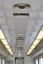 天井はクーラーの吹き出し口と照明が並ぶ