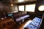 床や壁面は寄木細工などの凝った装飾を施している