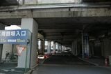 南大阪線の高架下が関係車両専用の通路になっている（記者撮影）