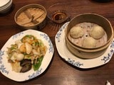 「八宝菜」（左）と「小籠包」も注文。八宝菜は小皿メニューにはありません（筆者撮影）