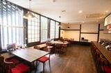 白と茶を基調とした落ち着いた店内には、自然光がたっぷり差し込み明るい雰囲気。きれいで一人でも入りやすい雰囲気だ（筆者撮影）