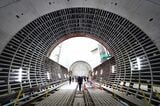 地下深くで進むリニア中央新幹線東百合丘工区のトンネル工事（撮影：尾形文繁）