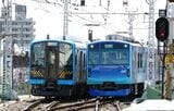 鶴見線の一般車両E131系電車とすれ違うFV-E991系「HYBARI」（撮影：尾形文繁）