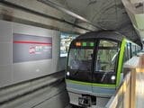開業日前日、博多駅に到着する試運転列車＝2023年3月26日（記者撮影）