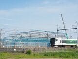古利根川橋梁付近の仮線を走る特急列車（記者撮影）