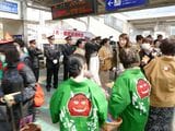 鬼怒川温泉駅でのお出迎え＝2016年3月18日（記者撮影）