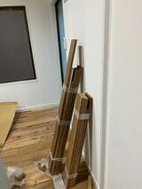 工事中の様子。余ったフローリング材は保管中（写真撮影／てらいまきさん）