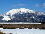 雪の伊吹山をバックに走る新幹線N700系（撮影：南正時）