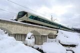 雪の会津鉄道線内を行く「リバティ」（撮影：南正時）