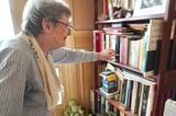 本を探すドミニクさん（筆者撮影）