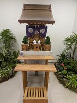 祭壇や賽銭箱も（筆者撮影）