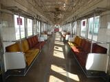 8000系から継承する4扉ロングシートは東急電鉄の標準となった（写真：東京さつきホスピタル）