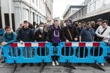 パディントン駅でエリザベス線の開業1番列車を待つ人々＝2022年5月24日（写真：(c) Transport for London）