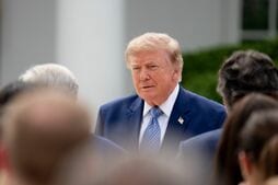 トランプ米大統領が6月だけで1000件超の証券取引､バークシャー､ビザ､マスターカード､シンタスなどを大量購入