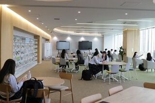 品川翔英中学校高等学校の図書室「INNOMAG（イノマグ）」