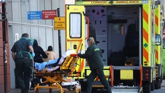 救急車が渋滞｢英国のコロナ病棟｣壮絶な現場