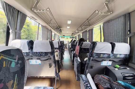 直通バスの車内