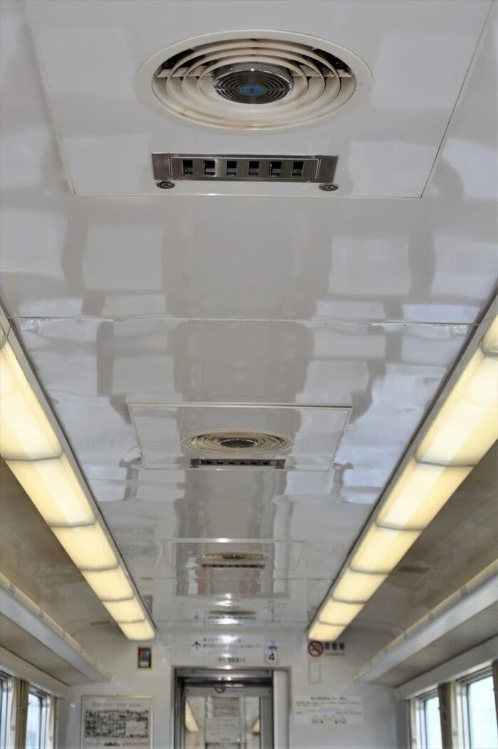 天井はクーラーの吹き出し口と照明が並ぶ