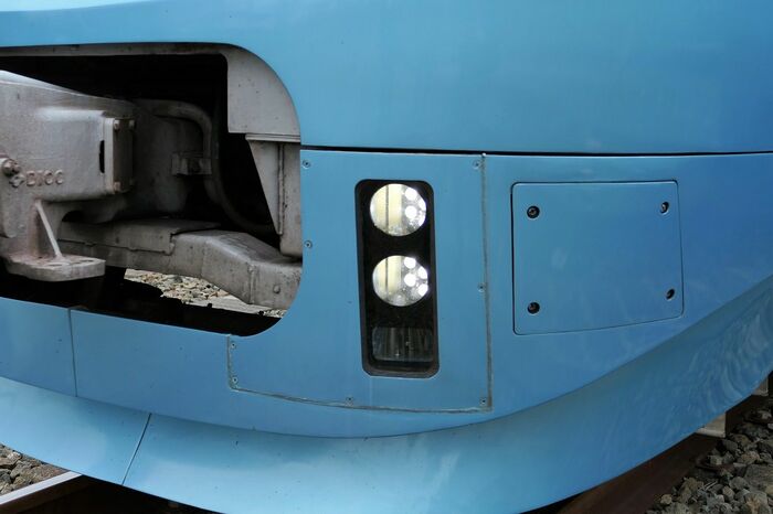 小型の前照灯。最下段は尾灯だ