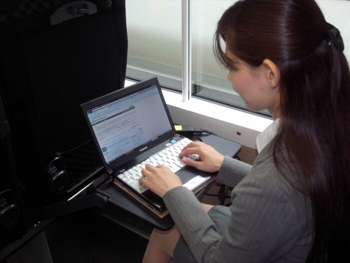 車内Wi-Fiとコンセントを備えたE259系。