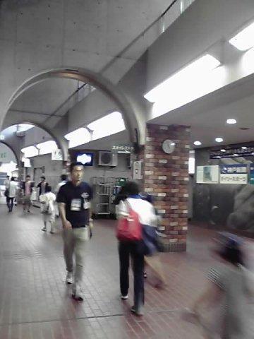 アーチ型の天井に煉瓦貼りの柱・趣がある通路
