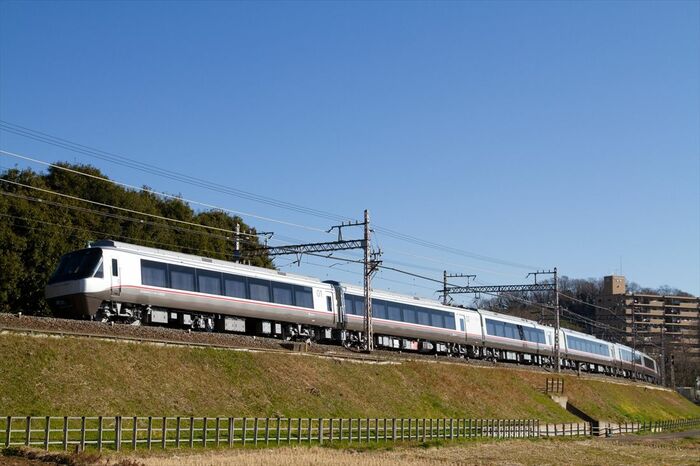 シルバーの車体を輝かせて走る「EXEα」30000形