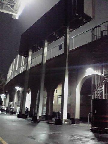 3本の鉄柱がタフマンの看板を支える